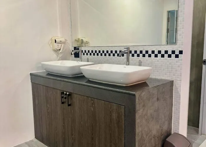 Hostel 9 Mins To Bts Private King Share Bathroom Kitchen Bangkok